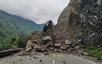 निरन्तरको वर्षासँगै पहिरो खस्दा नारायणगढ–मुग्लिन सडक खण्ड तीन दिनदेखि अवरुद्ध